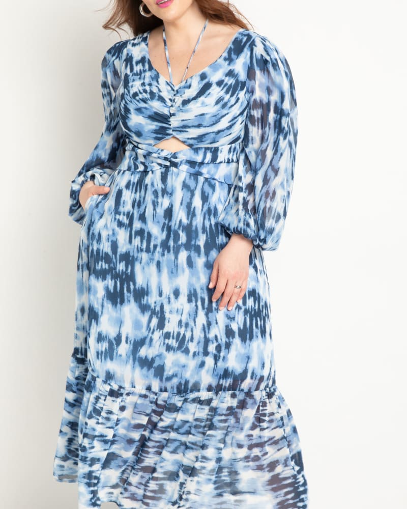 Front of a model wearing a size 24 Halter Detail Printed Dress in Set Sail by ELOQUII. | dia_product_style_image_id:303781